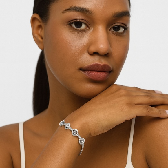 Elegant Silver Bracelet - Picture 1 of 4